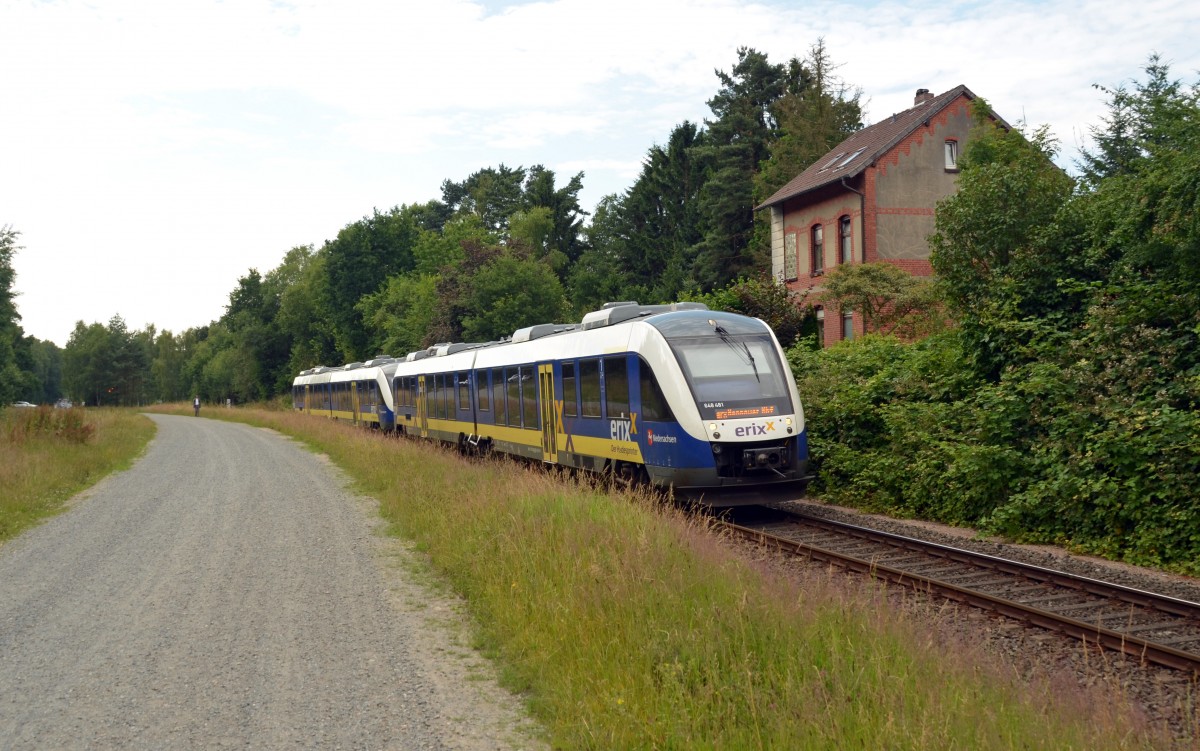 Am 03.07.14 passieren 648 481 und 648 483 in Suerhop das ehemalige Bahndienstgebäude. Sie haben soeben den Haltepunkt Richtung Soltau verlassen.