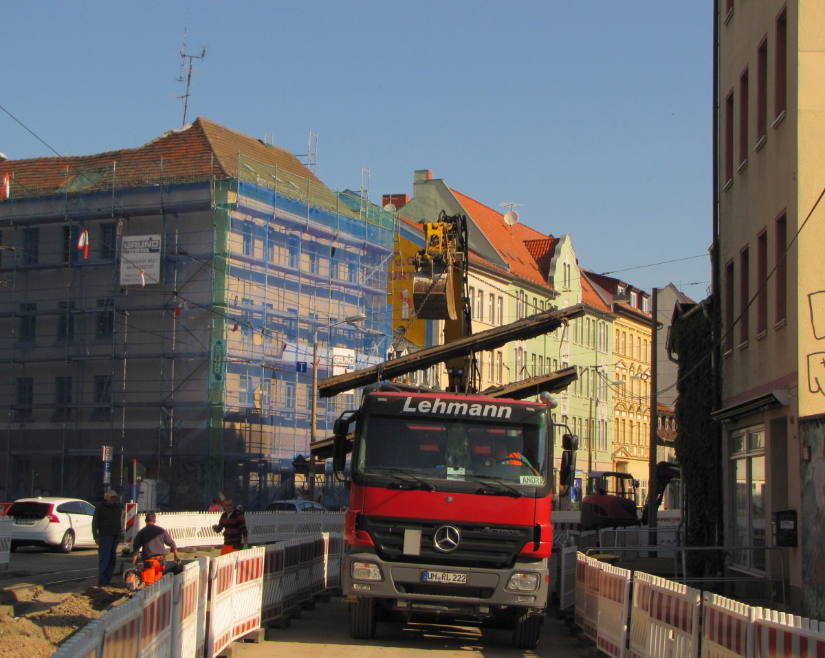 Am 03.07.2014 wird in der Johannestraße das letzte Stück vom rechten Gleis entfernt. In dem Bereich werden die Gleise nach links verlegt.