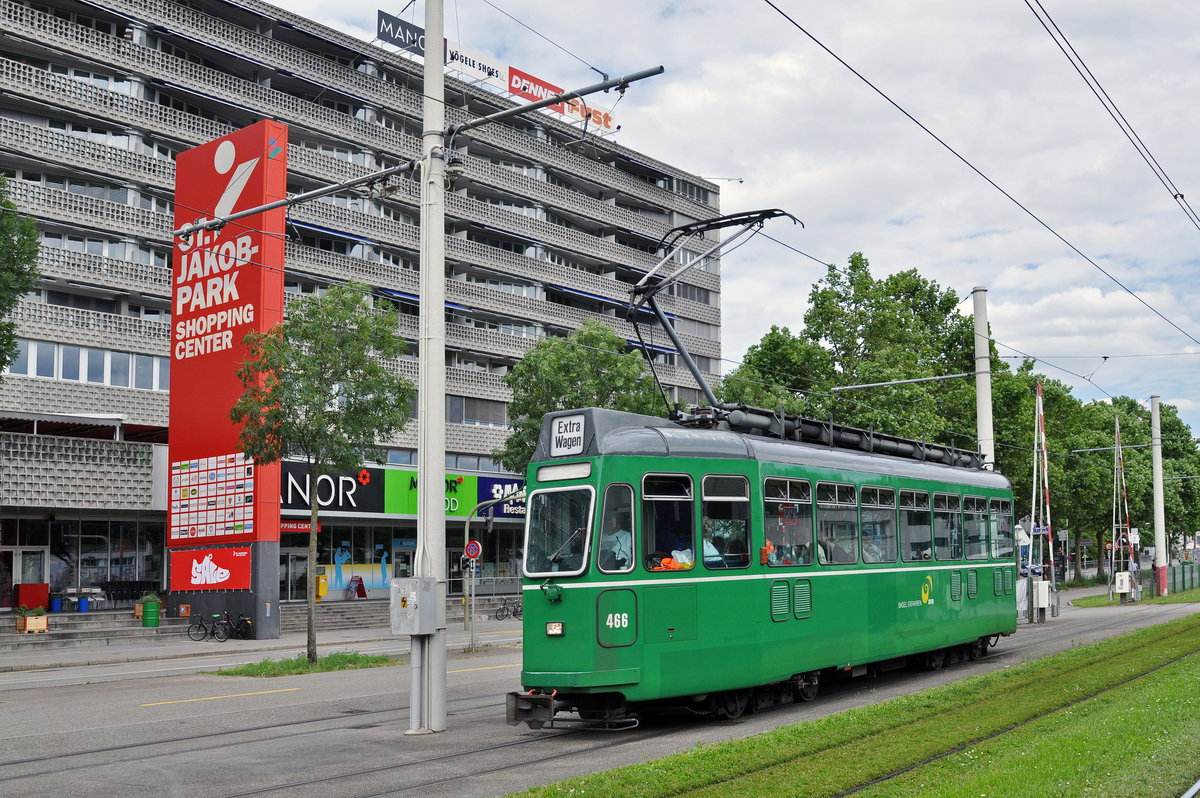 Am 03.07.2016 fand eine große Extrafahrt mit dem Be 4/4 466 statt. Der Be 4/4 466 war das erste Fahrzeug dieser Serie, das auf Sibassteuerung umgebaut wurde. Die Fahrt führte vom Depot Dreispitz nach Allschwil, dann aufs Bruderholz, dann via Peter Merian zum Bahnhof SBB nach Birsfelden Hard, wo es ein Mittagessen gab. Nach dem Essen führte die Fahrt nach Pratteln dann zurück in die Stadt und über die Wettsteinbrücke zum Claraplatz, anschließend wieder zurück zum Depot Dreispitz. Hier fährt der Wagen zur Haltestelle St. Jakob.