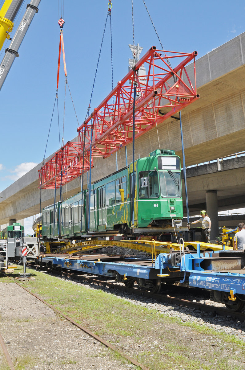 Am 03.07.2017 wird der Be 4/6S 664 in der Hauptwerkstatt auf einen Lastwagen verladen. Danach wird er auf der Strasse zu einem Verladeplatz gefahren wo er auf einen Eisenbahnwagen umgeladen wird. Danach tritt er zusammen mit sieben weiteren die lange Reise in seine neue Heimat Sofia an. Mit zwei Pneukranen wir der Be 4/6S 664 vom Lastwagen auf den Eisenbahnwagen gehoben.