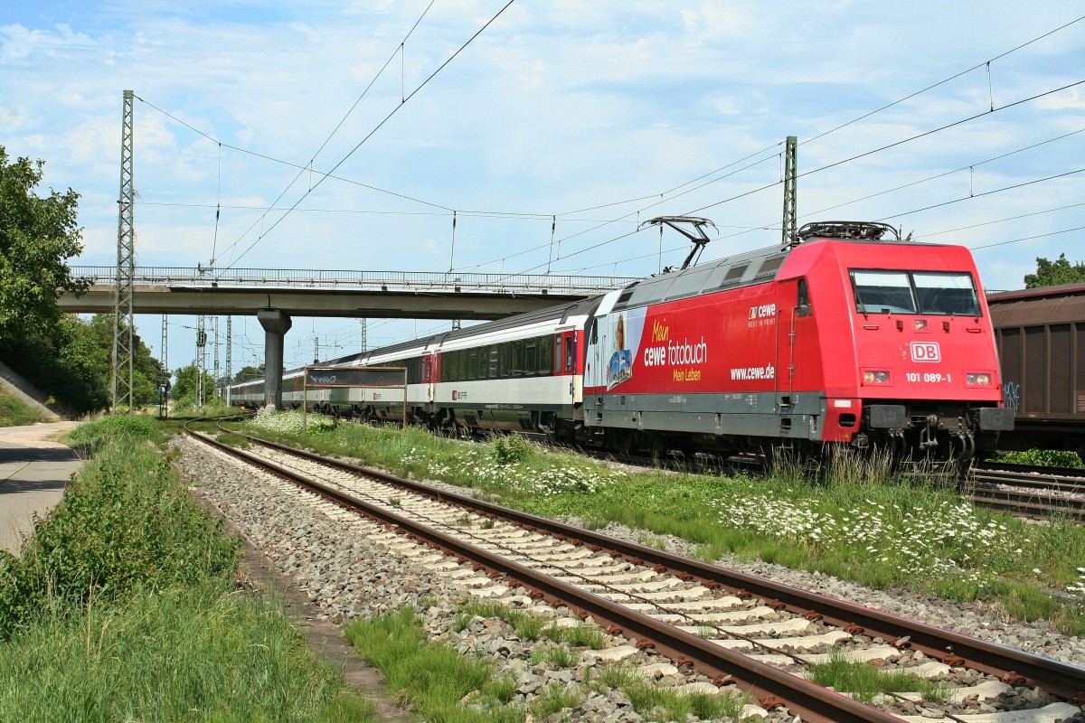 Am 03.08.13 war 101 089-1 mit dem EC 9 von Hamburg-Altona nach Basel SBB/Chur unterwegs. Hier durchfhrt sie den Bahnhof Mllheim (Baden).