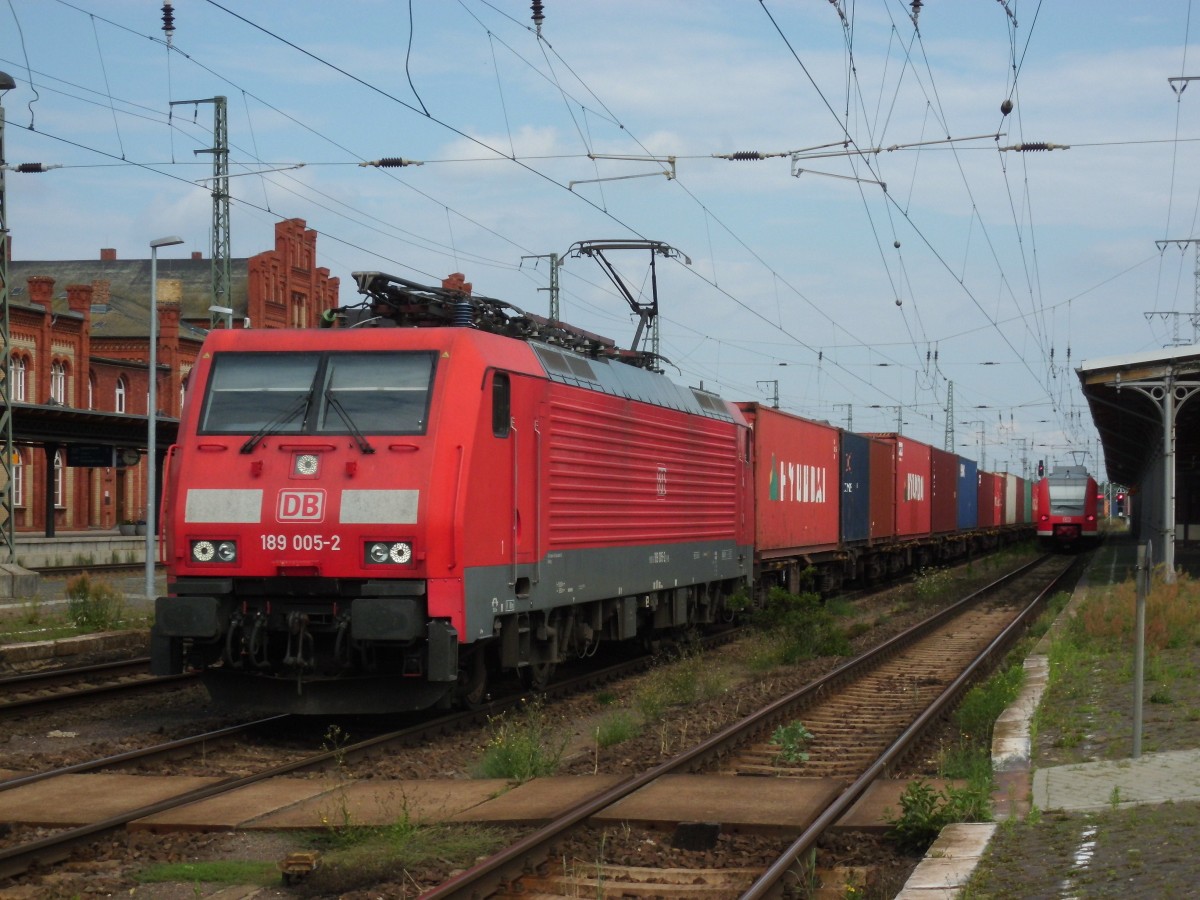 Am 03.08.2014 kam 189 005 mit einem Containerzug durch Stendal und fuhr weiter über Salzwedel nach Hamburg.