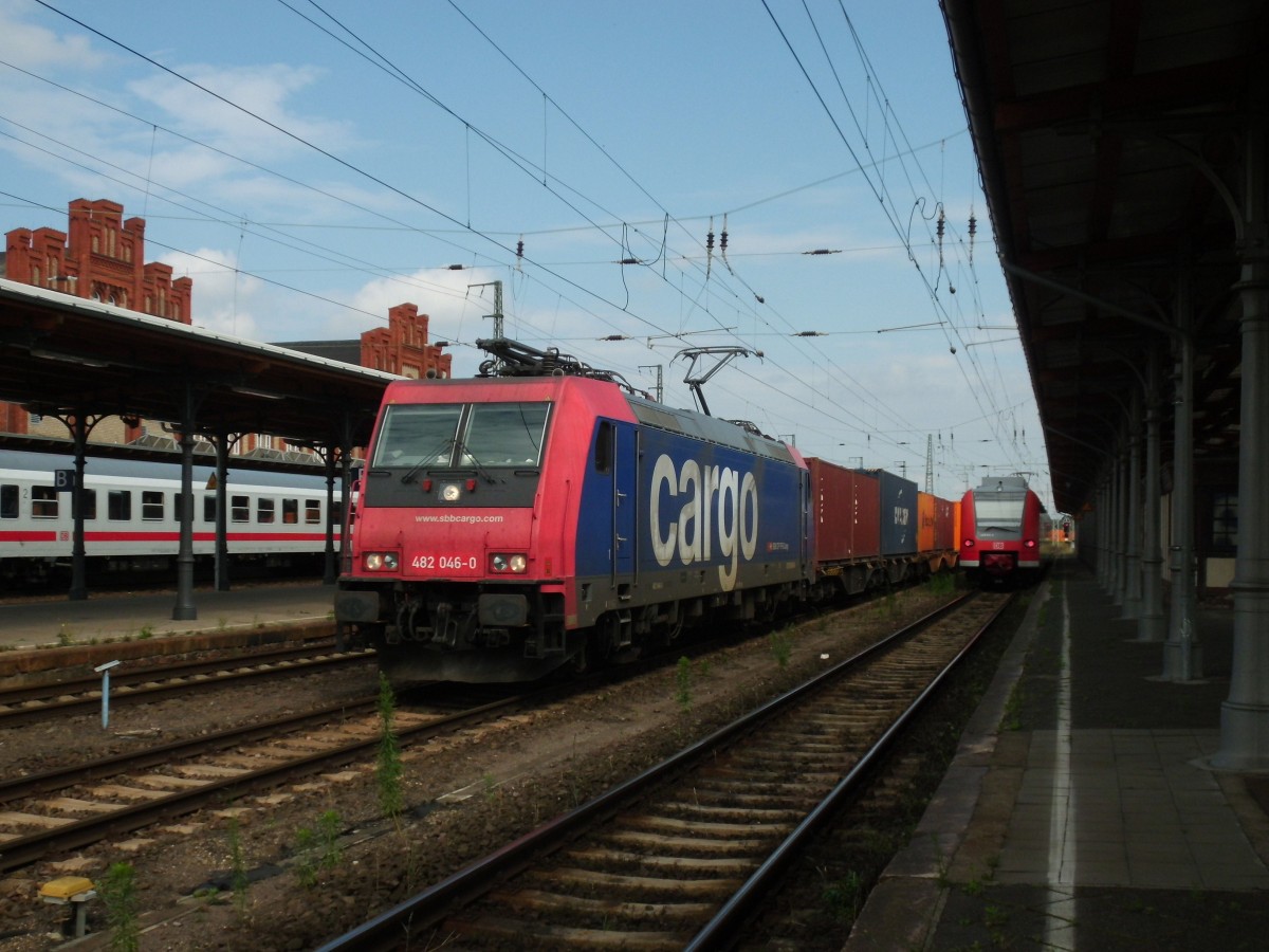 Am 03.08.2014 kam 482 046 mit einem Containerzug durch Stendal und fuhr weiter über Salzwedel nach Hamburg.
