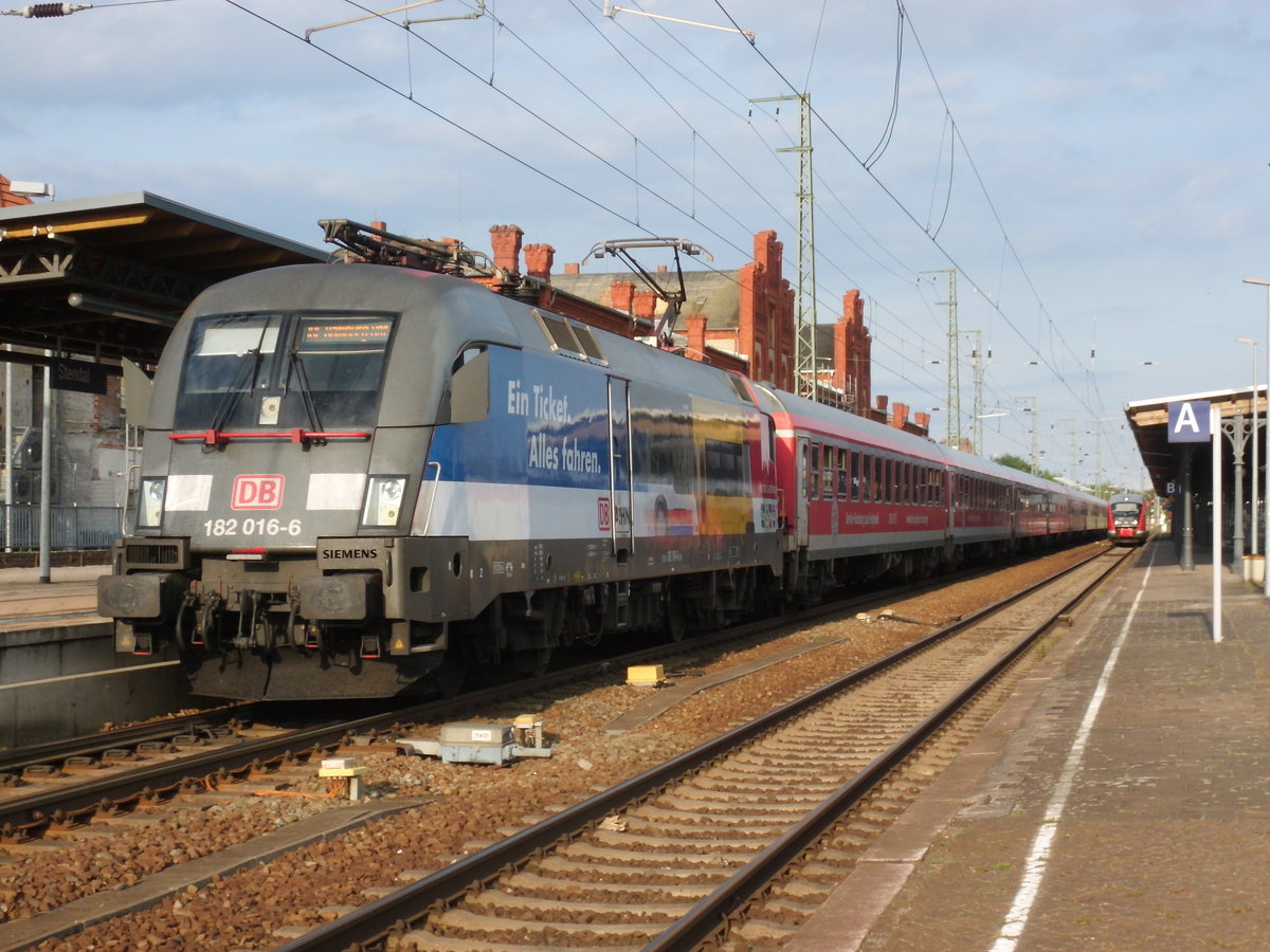 Am 03.09.2016 kam 182 016 mit ihrem IRE aus Berlin nach Stendal und fuhr weiter in Richtung Hamburg.