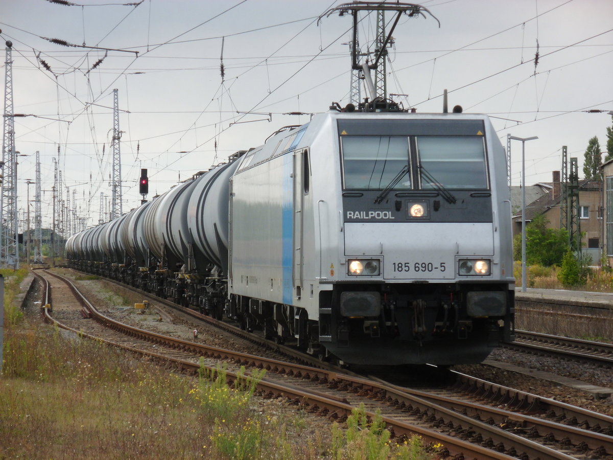 Am 03.09.2016 kam die 185 690 mit einem Kesselzug aus Richtung Salzwedel nach Stendal und fuhr weiter in Richtung Berlin.