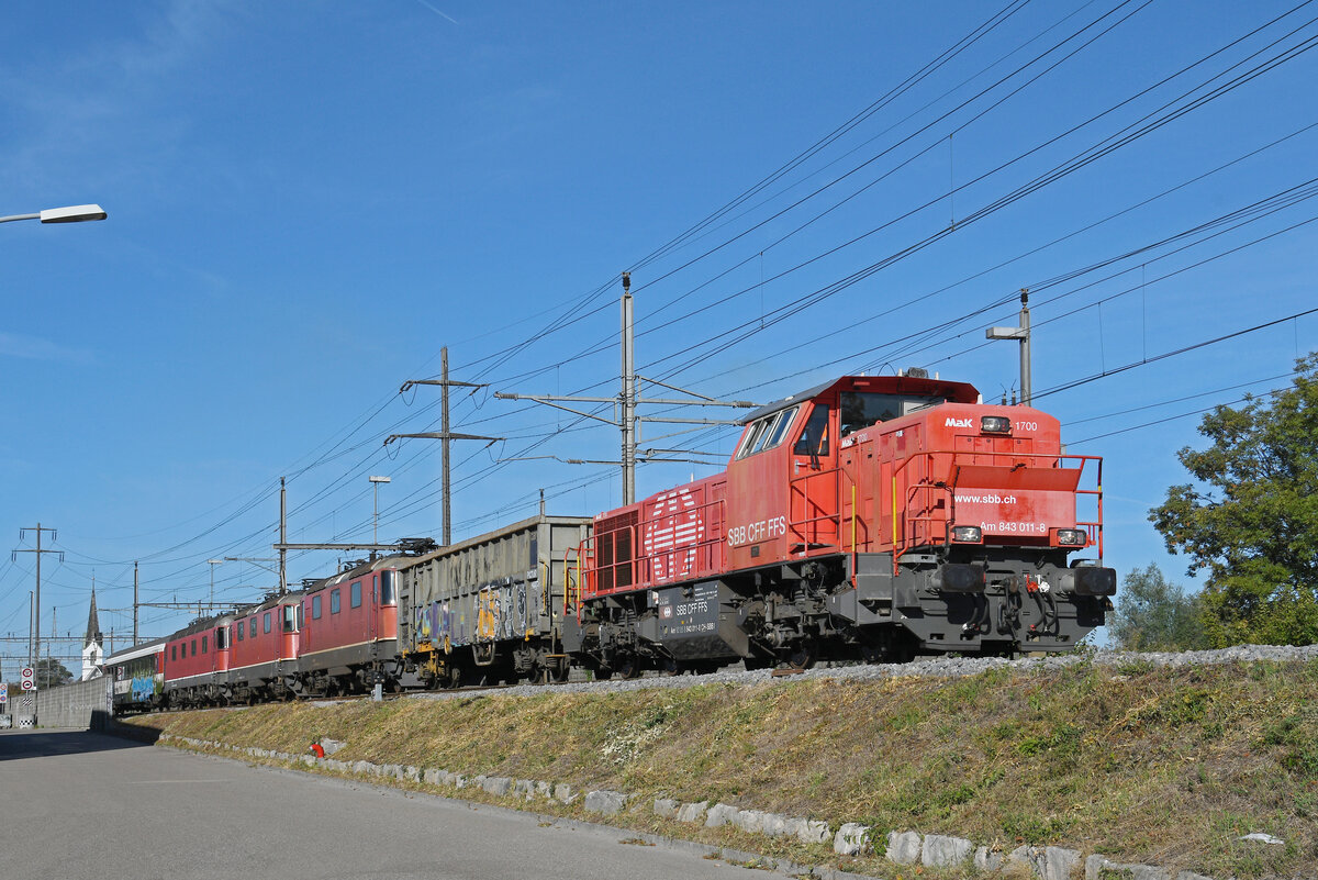 Am 03.09.2026 schleppt die Am 843 011-8 die Abbruchloks 420 238-8, 420 306-3 und die Re 620 056-2 zusammen mit dem B 50 85 21-95 111-3 auf eine Nebengleis beim Bahnhof Kaiseraugst, wo sie auf den Abbruch warten.
