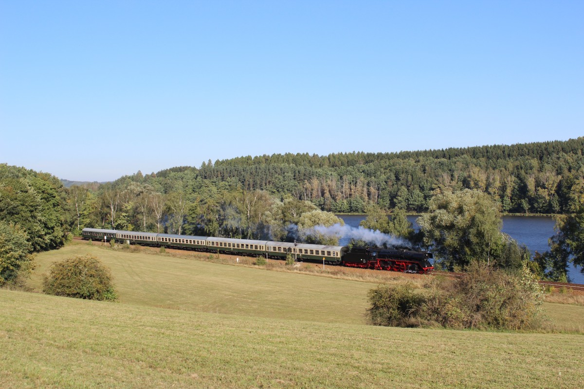 Am 03.10.13 fuhr der Elstertal-Express mit 41 1144 wieder von Gera nach Cheb und zurck. Hier zusehen an der Talsperre Pirk kurz vor Oelsnitz/V.