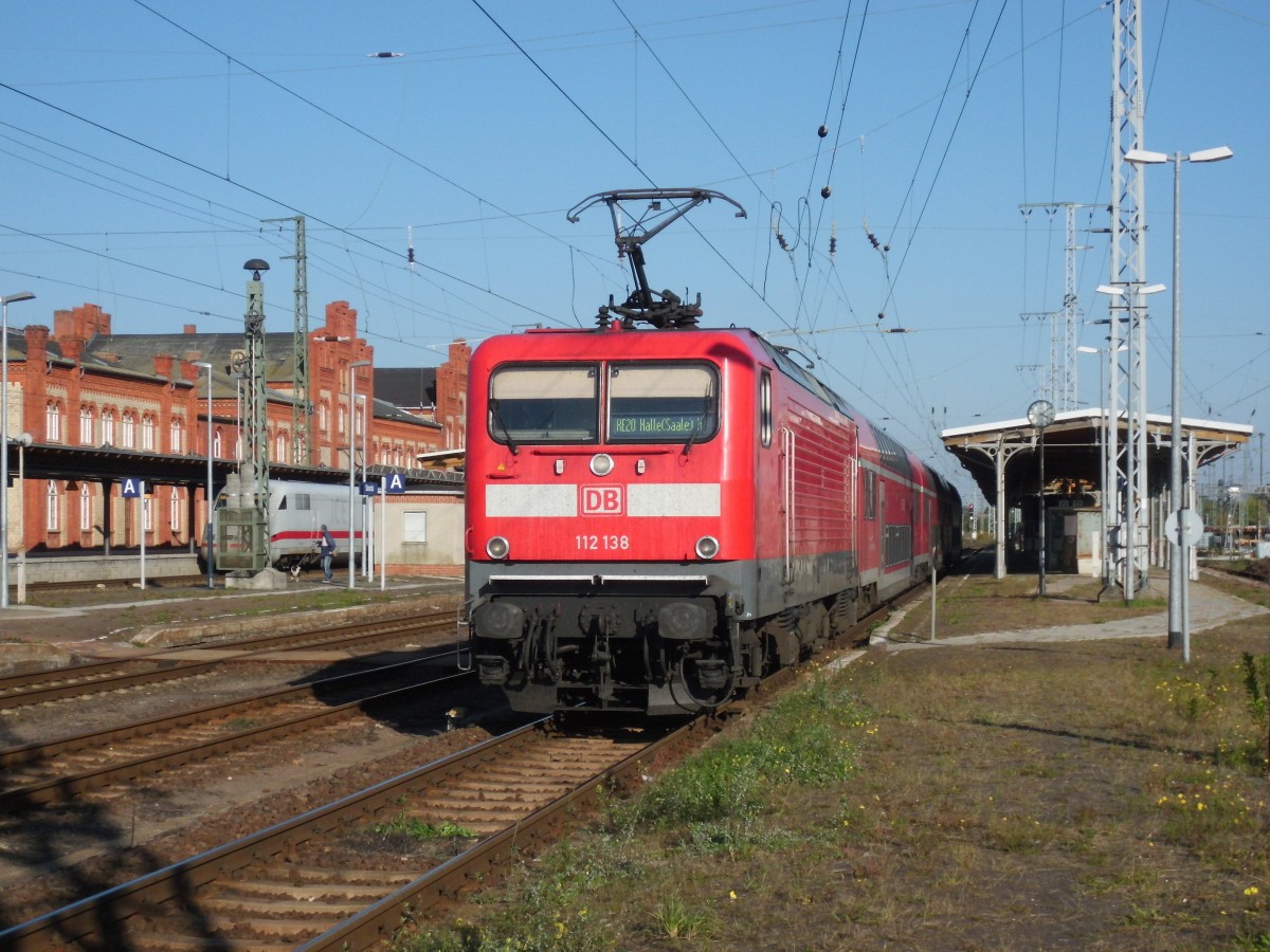 Am 03.10.2013 kam die 112 138(ohne Werbung)mit dem RE 20 aus Uelzen nach Stendal.