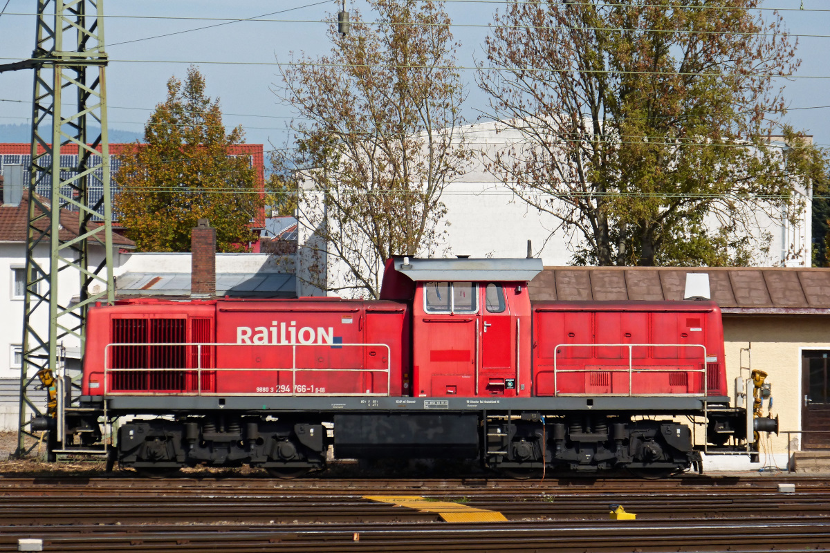 Am 03.10.2015 294 766-1 im Bahnhof Plattling.