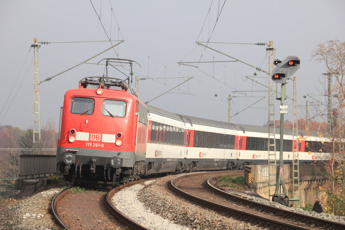Am 03.11.2015 befährt 115 261 mit IC Stuttgart-Zürich die Überwerfungsbauwerke beim Stuttgarter Nordbahnhof. 