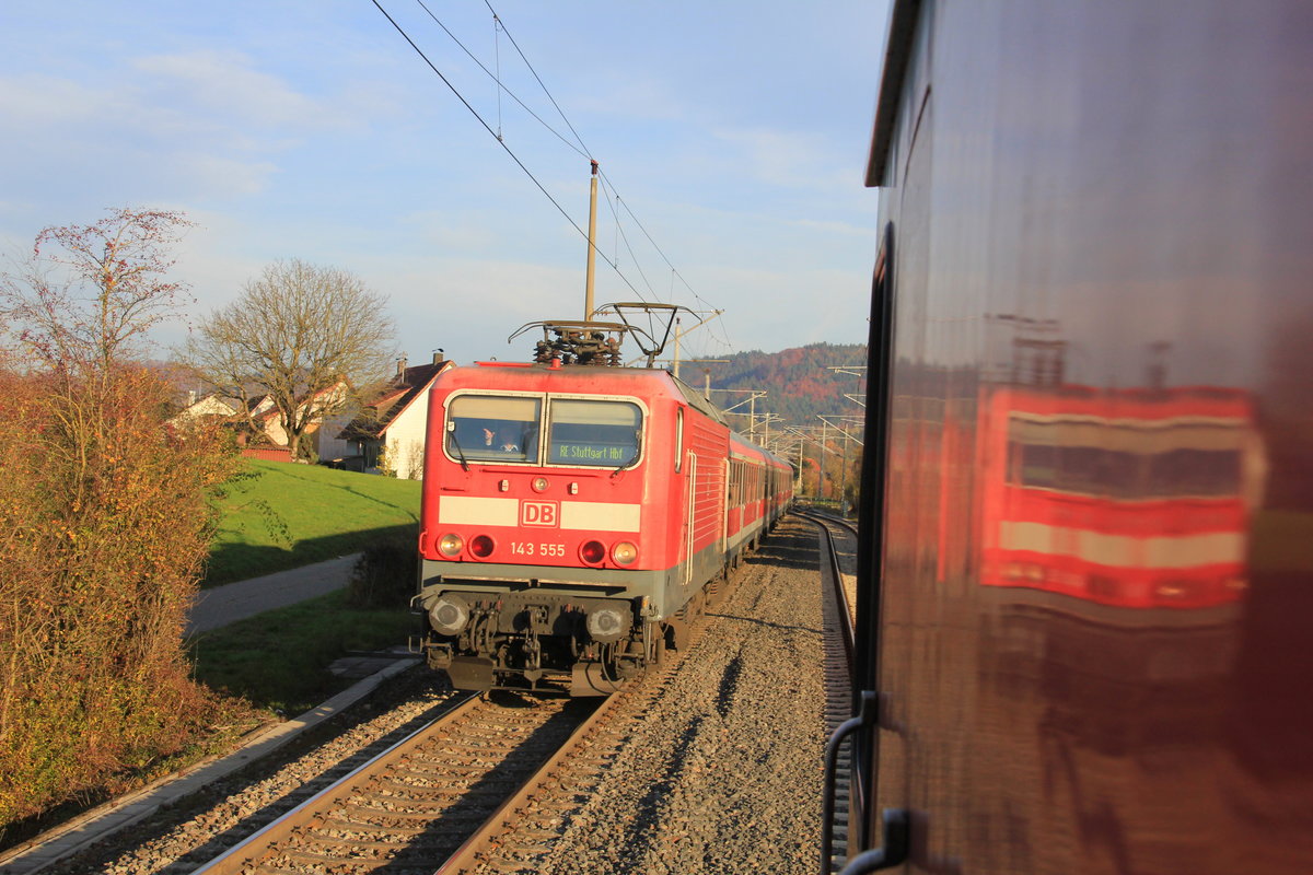 Am 03.11.2015 erreicht 143 555 mit RE Nürnberg-Stuttgart den Bahnhof Fornsbach. 