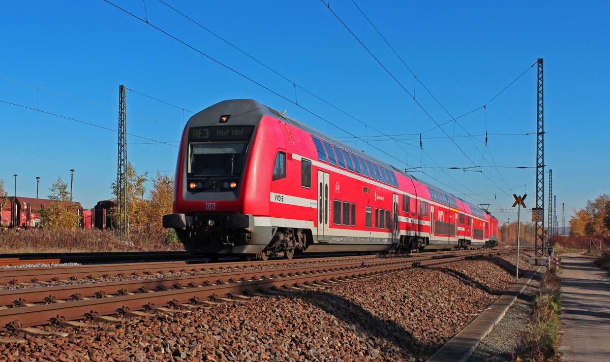 Am 03.11.2015 hat der RE 4784 (Dresden Hbf - Hof Hbf) Zwickau (Sachs) Hbf verlassen und fährt gerade an dem Güterbahnhof von Zwickau vorbei. Schublok war an jenem Tag die 143 967-8. Foto wurde von öffentlicher Straße aus gemacht.