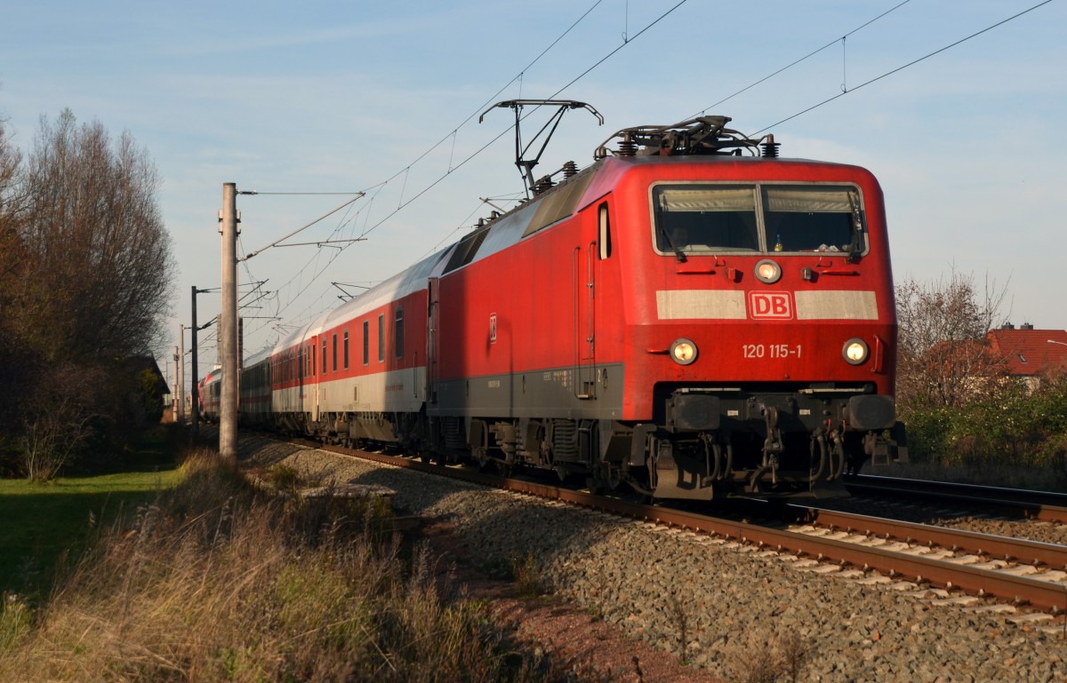 Am 03.12.15 bespannte 120 115 den PbZ 2467 von Berlin nach Leipzig. Hier rollt sie mit ihrem aus 7 Wagen, 115 278 und 111 189 bestehenden Zug durch Greppin Richtung Bitterfeld.
