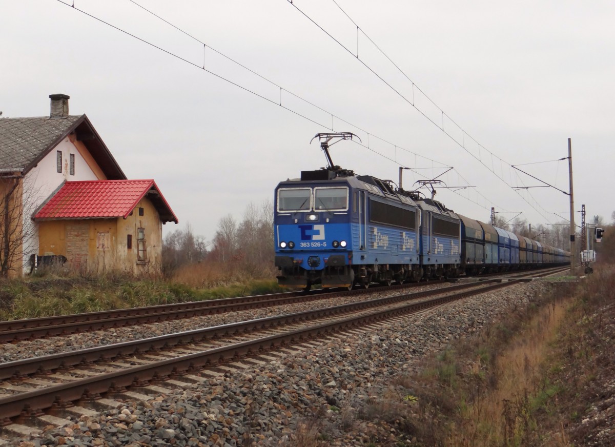 Am 03.12.15 hatte ich Glück, denn 363 526-5 und 363 xxx brachten eine PKP Kohle durch Chotikov.