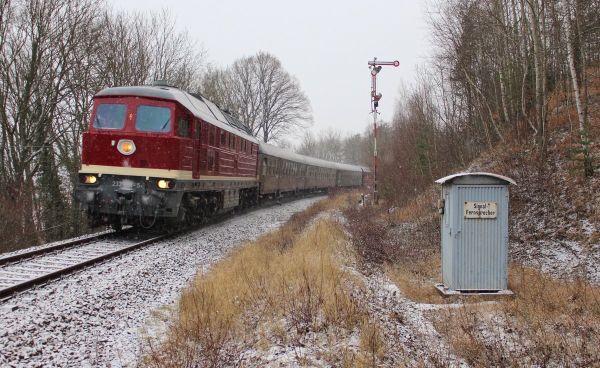Am 03.12.17 gab es einen Weihnachtssonderzug nach Thüringen der IG Dampflok Nossen e.V.
Der Zug fuhr von Nossen - Döbeln - Gera nach Saalfeld in Thüringen und der erste Schnee fiel auch im Flachland.
Gefahren wurde mit 201 101-3 und 232 601-5 der WFL.
Ab Gera war dann die 232 601-5 die Zuglok.
Hier ist diese zu sehen in der Ausfahrt von Pößneck oberer Bahnhof.