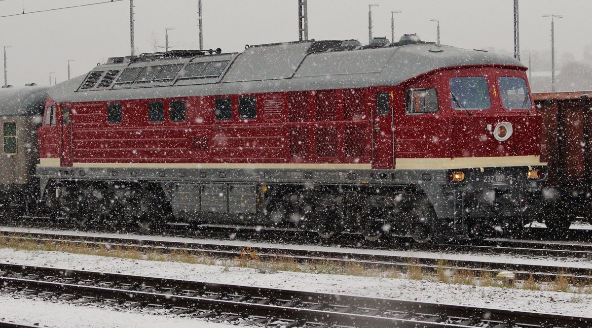 Am 03.12.17 gab es einen Weihnachtssonderzug nach Thüringen der IG Dampflok Nossen e.V.
Der Zug fuhr von Nossen - Döbeln - Gera nach Saalfeld in Thüringen und der erste Schnee fiel auch im Flachland.
Hier ist die 232 601-5 im Schneetreiben in Saalfeld/Saale zu sehen.
Foto entstand vom Bahnsteig!
