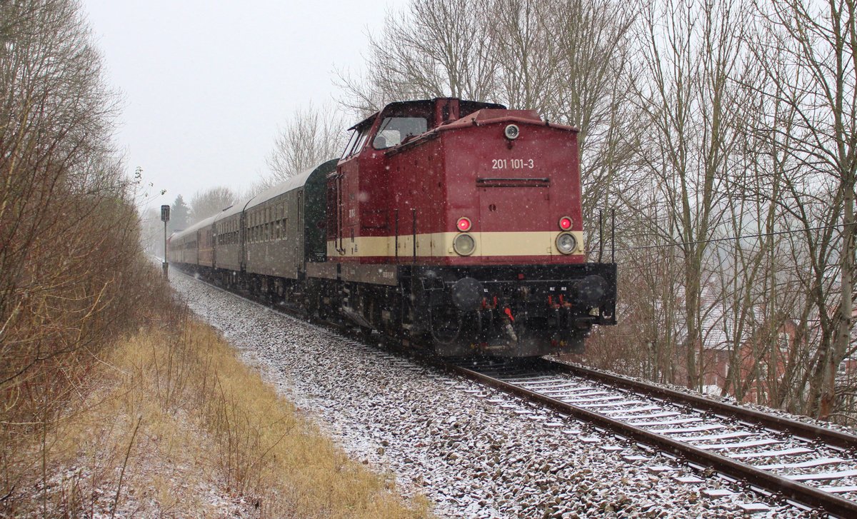 Am 03.12.17 gab es einen Weihnachtssonderzug nach Thüringen der IG Dampflok Nossen e.V.
Der Zug fuhr von Nossen - Döbeln - Gera nach Saalfeld in Thüringen und der erste Schnee fiel auch im Flachland.
Gefahren wurde mit 201 101-3 und 232 601-5 der WFL.
Ab Gera war dann die 232 601-5 die Zuglok.
Hier ist diese zu sehen in der Ausfahrt von Pößneck oberer Bahnhof.