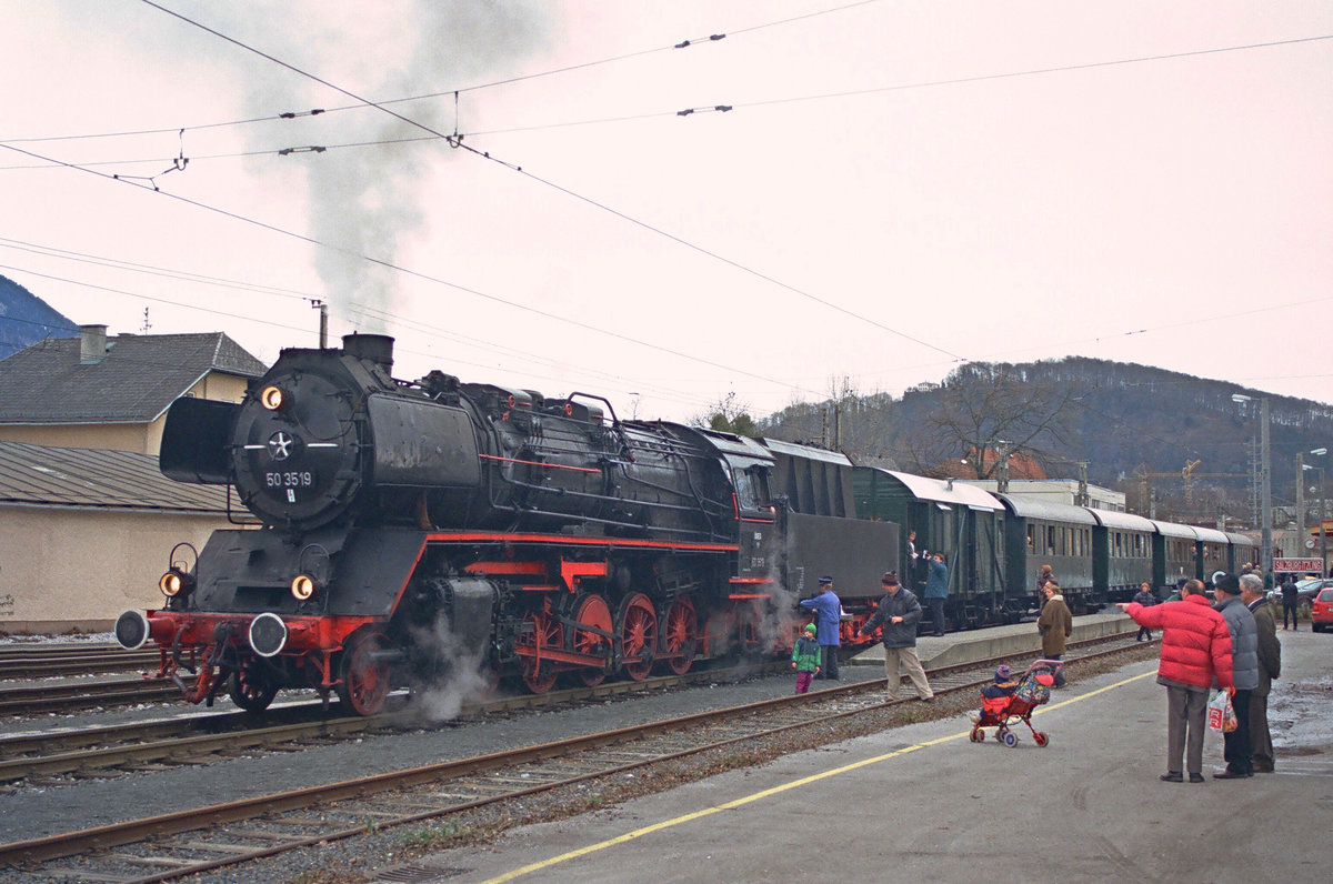 Am 04. Dezember 1999 steht in Salzburg-Itzling die Dampflok DR 50 3519 der ÖGEG bereit zur Nikolaus-Sonderfahrt. Die Lok wurde 1940 von der Lokomotivfabrik Henschel in Kassel gebaut und bei der DR als 50 342 eingereiht. Sie bekam 1958 einen Rekokessel und wurde damit zur 50 3519. Seit 1992 ist die Lok im Eigentum der ÖGEG. 2005 lief ihre Kesselfrist ab, seitdem steht sie in Ampfelwang als Ausstellungsstück.