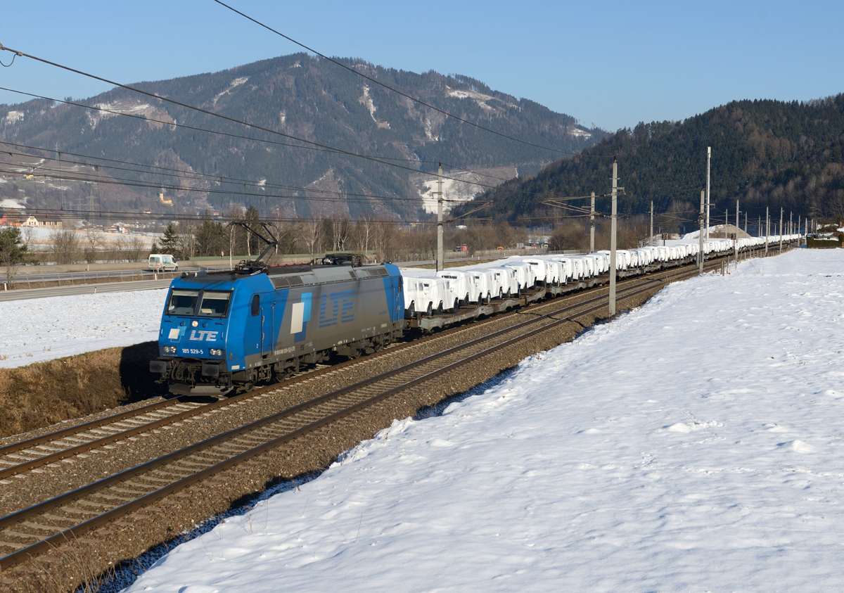 Am 04. Feber 2015 war die LTE 185 529 mit dem Autozug 48992 nach Deutschland unterwegs, und wurde von mir in Foirach bei Niklasdorf fotografiert. 