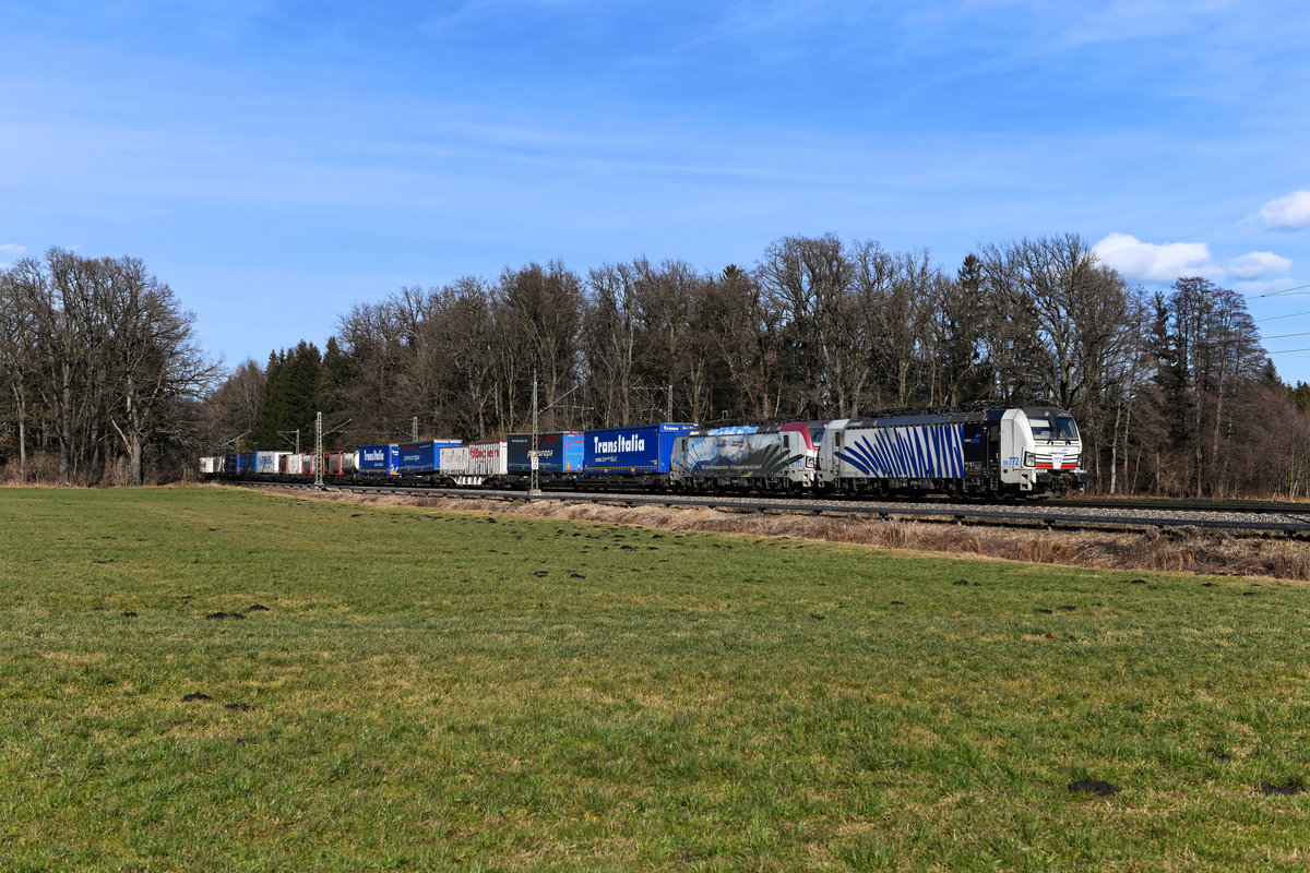 Am 04. Februar 2021 beförderten die 193 772 und 773 den DGS 43119 von München Ost Rbf nach Verona Q.E.. Bei Brannenburg konnte ich das Vectron-Tandem vor dem gut ausgelasteteten KLV-Zug aufnehmen.