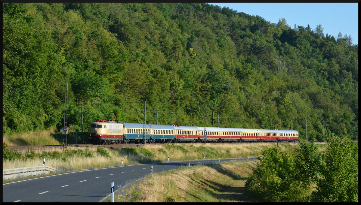 Am 04. Juli 2026 war die  Blondine  des DB Museums, 103 245, mit dem F339 Koblenz - Zell am See angek�ndigt. Fast p�nktlich stolzierte die alte Dame bei Go�mannsdorf durch's Maintal. Veranstalter der Fahrt war Eisenbahn-Nostalgiefahrten Bebra e.V. 