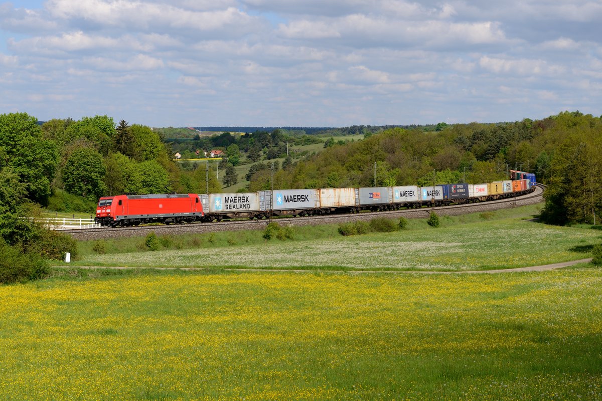 Am 04. Mai 2014 wurde die KBS 880 erneut besucht. Gerüchteweise soll Sonntags die Dichte an privaten Güterzügen auf dieser Strecke recht hoch sein. Davon wollte ich mir ein Bild machen. Zuerst kam allerdings die DB Schenker Leistung KT 42905 von Alte Süderelbe nach Wien Freudenau Hafen am Fotostandort bei Edlhausen vorbeigefahren. Der gut ausgelastete Containerzug wurde von 185 357 befördert.