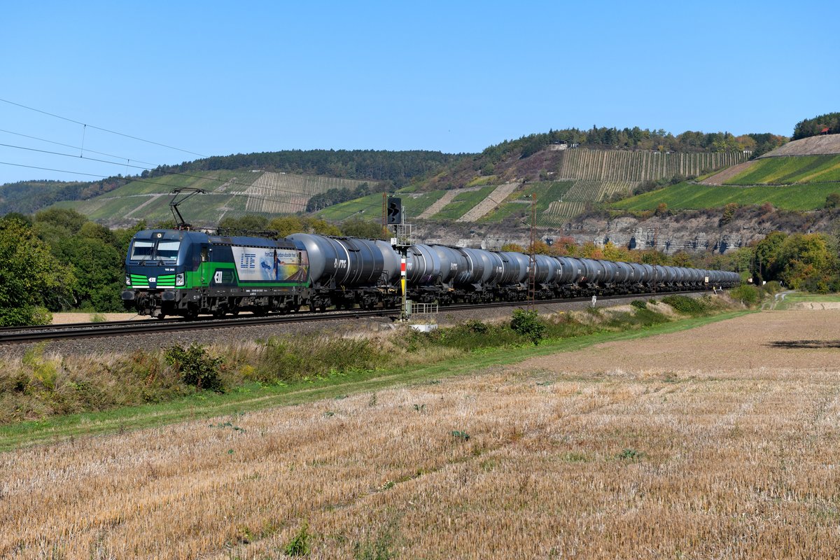 Am 04. Oktober 2018 war die an die LTE vermietete ELL 193 203 mit einem Kesselwagenzug durch das Maintal unterwegs. Bei Himmelstadt konnte ich die für einen umweltfreundlichen Transport auf der Schiene werbende Lok mit Weinbergen und den typischen Felsformationen im Hintergrund aufnehmen. 