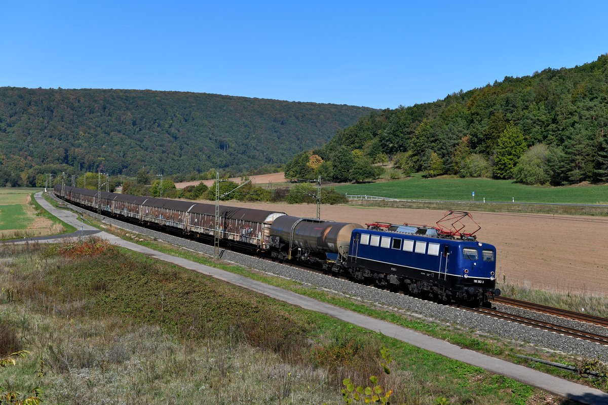 Am 04. Oktober 2018 war der sogenannte Henkel-Zug DGS 63071 von Langenfeld nach Gunzenhausen pünktlich unterwegs und kam zur Mittagszeit durch das herbstliche Maintal gefahren. Bespannt wurde die Leistung von der mustergültig in den Zustand der 1970er Jahre versetzten 110 262 der Bayernbahn. 