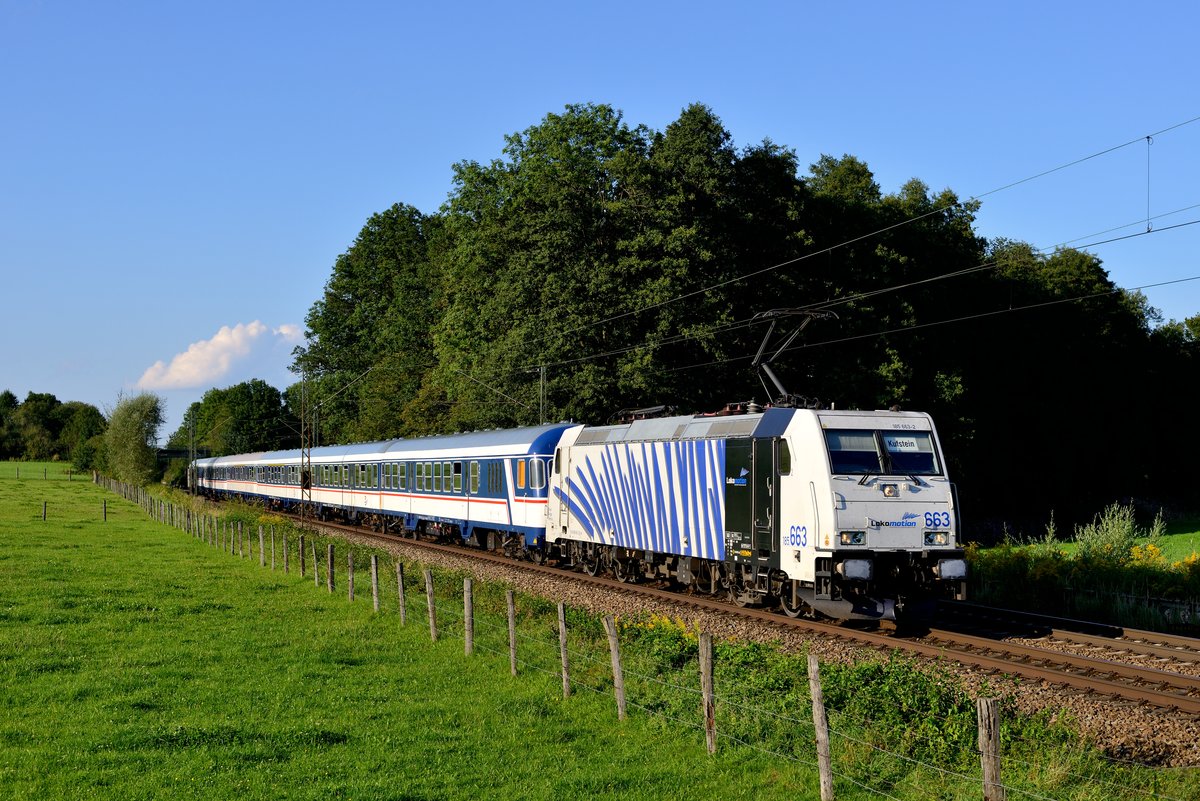 Am 04. September 2017 hatte der M 79081 in Form des blauen Zebras 185 663 eine farblich gut passende Bespannung. Auch ist mir nun einmal gelungen, den Steuerwagen zu dokumentieren. Im Wendezugbetrieb war diese beim Meridian-Ersatzzug allerdings nie im Einsatz, vielmehr wurde der ehemalige Packraum als Abstellfläche für Fahrräder genutzt. Aufnahmeort war der bekannte Bahnübergang bei Vogl.