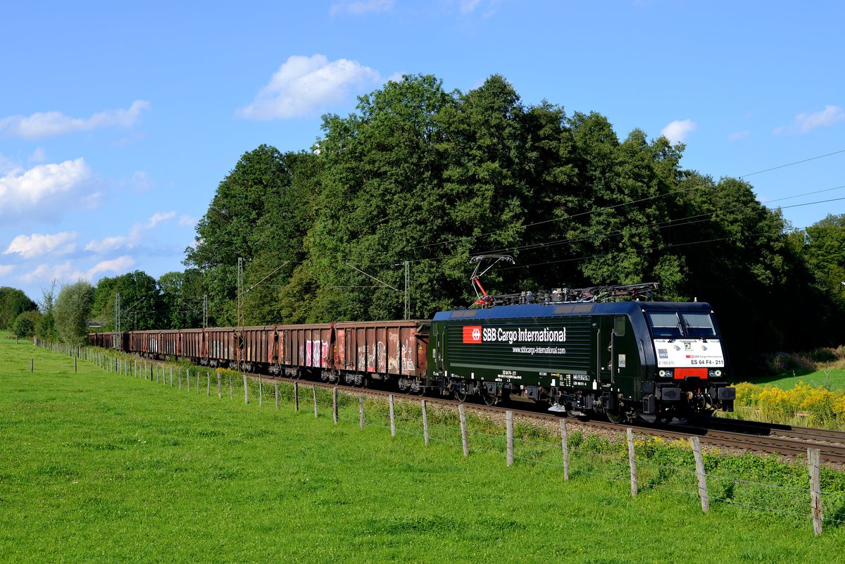 Am 04. September 2017 konnte ich unter anderem auch diesen interessanten Zug am Bü Vogl aufnehmen: Die ES 64 F4 - 211 fuhr mit einem Ganzzug, bestehend aus Spezialwagen für den Tonerde-Transport, in Richtung Kufstein. Diese Waggons der Gattung Tamns 895 werden speziell im Tonverkehr nach Italien eingesetzt, und verkehren aus dem vorderen Westerwald über den Grenzbahnhof Domodossola nach Dinazzano. Dort erfolgt der Umschlag für die Region Sassuolo als Schwerpunkt der keramischen Industrie Norditaliens. Aufgrund der Streckensperre bei Rastatt im Rheintal lag der Schluss nahe, dass es sich bei dieser Leistung um einen Umleiter gehandelt haben könnte. Im Nachhinein konnte ich jedoch in Erfahrung bringen, dass die 189 212 aktuell an Lokomotion vermietet ist - daher ist davon auszugehen, dass es sich doch um eine reguläre Leistung gehandelt haben dürfte....
 