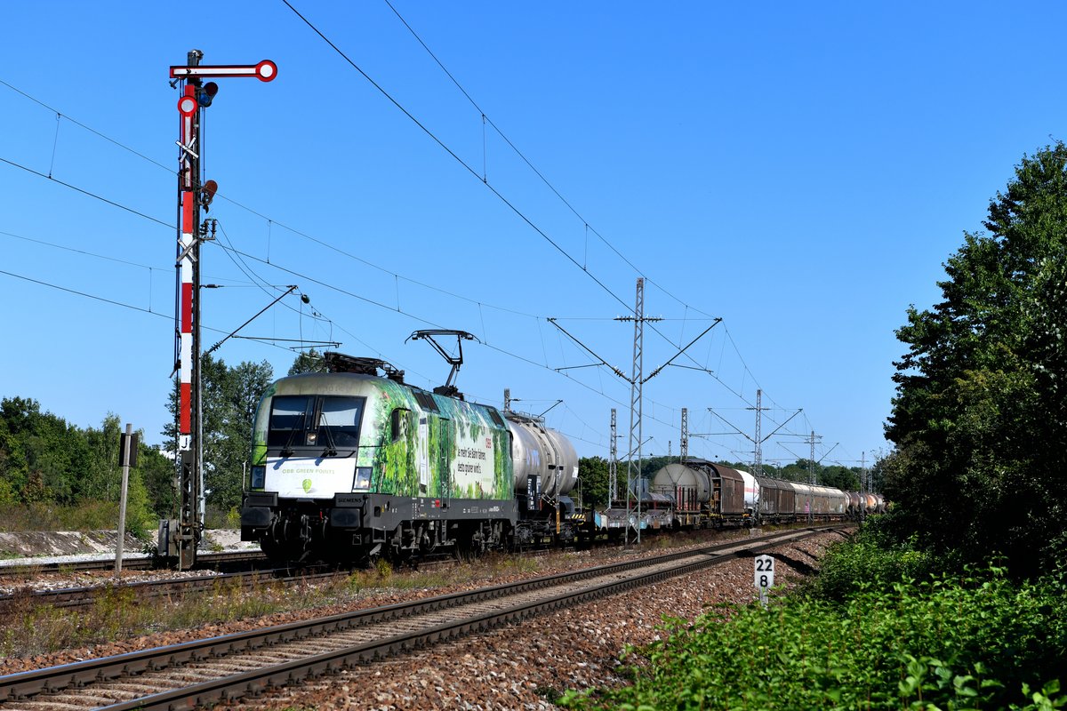 Am 04. September 2019 brachte die 1016.023 den EZ 45808 von Villach Süd nach München Nord. Am Einfahrsignal zum ehemaligen Ausbesserungswerk in Freimann hat der gemischte Güterzug das Ziel seiner Fahrt schon fast erreicht. 