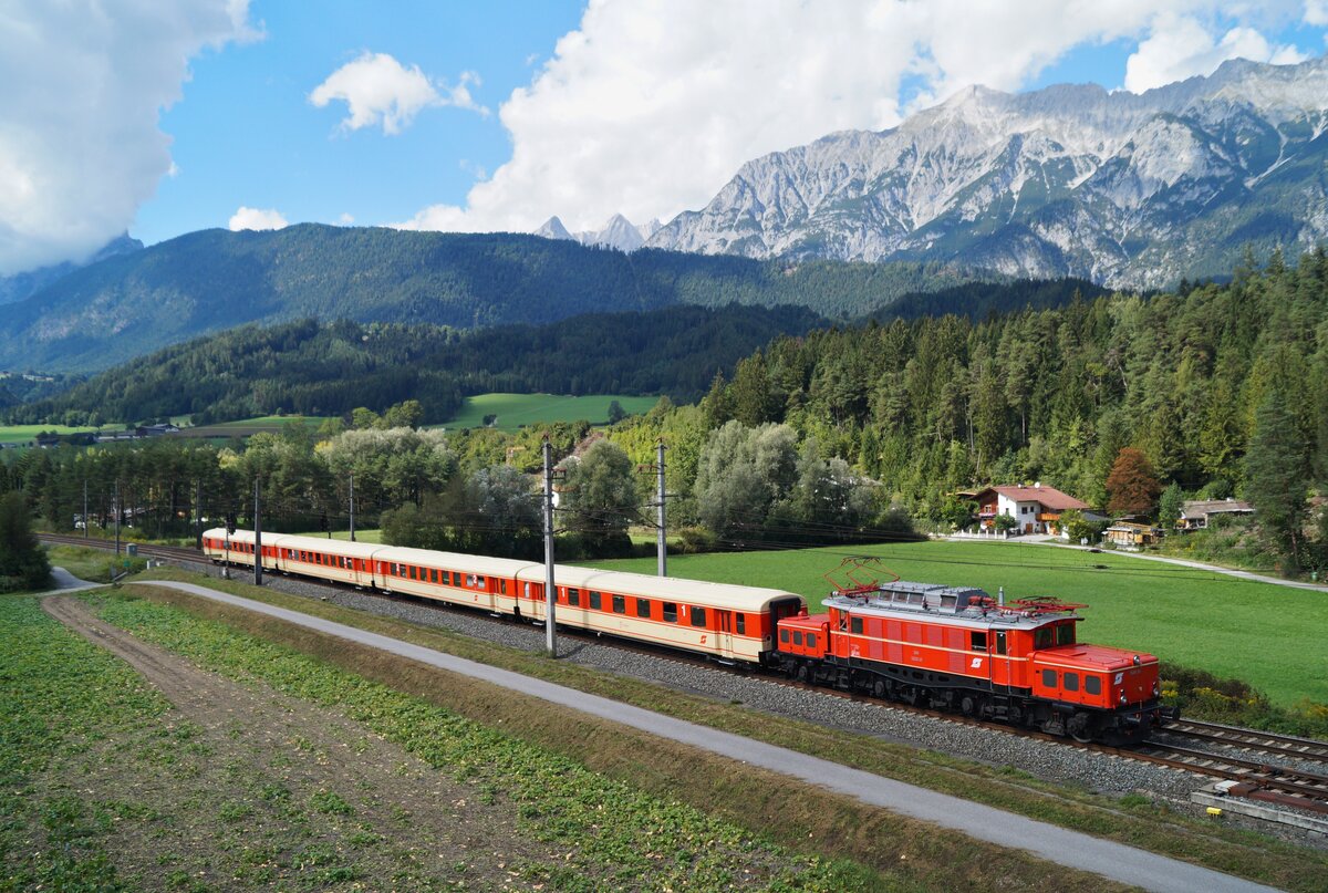 Am 04. September 2022 wurde die 1020.18 der Eisenbahnfreunde Lienz nach einem Sommer voller Einsätze im Rahmen des Jubiläums der Vorarlbergbahn wieder zurück in ihre Heimat überstellt. Nahe der Haltestelle Pill-Vomperbach konnte sie gegen 14:30 mit ihrem SR 16813 auf dem Weg Richtung Osten vor imposantem Bergpanorama aufgenommen werden.