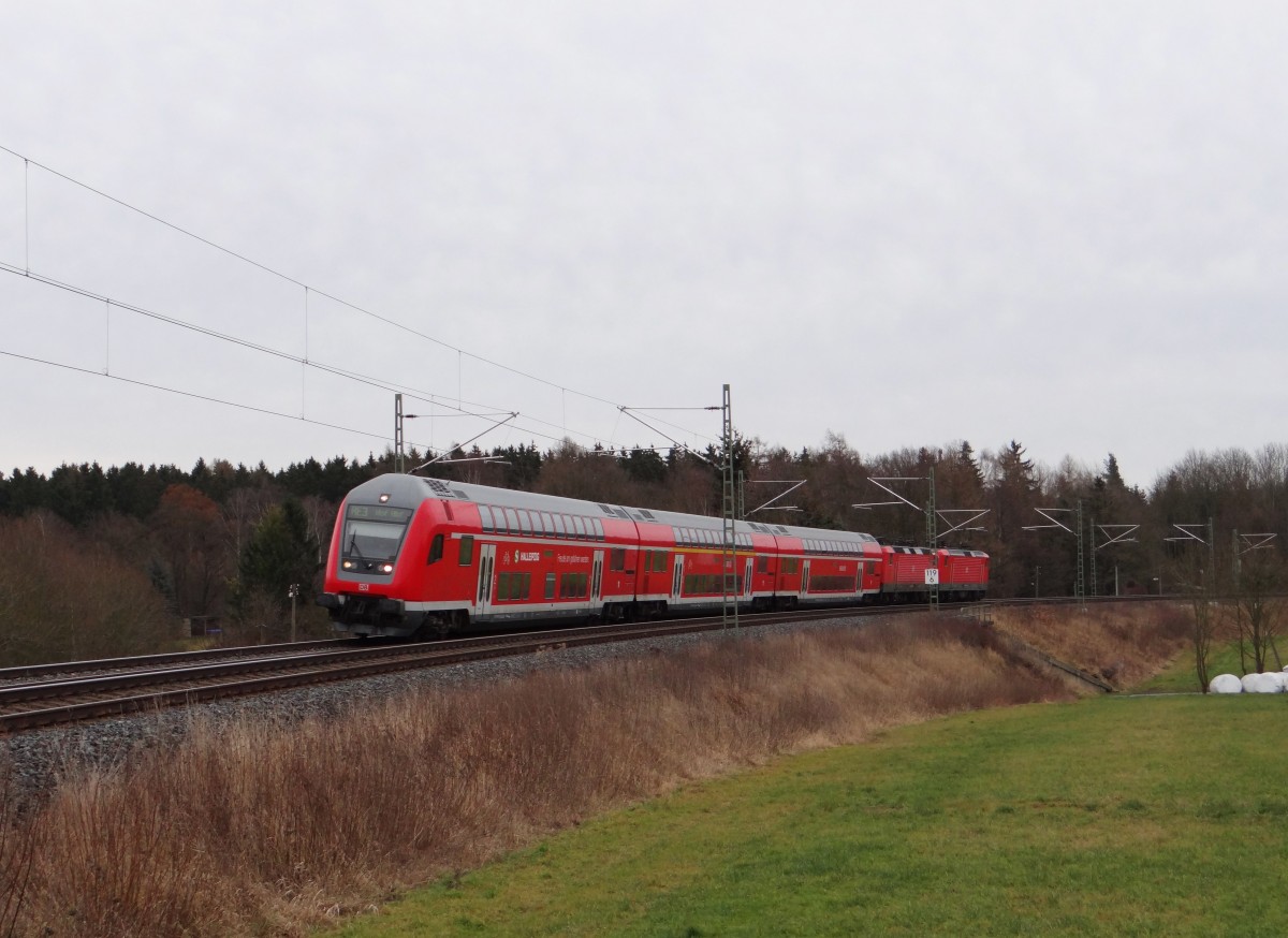 Am 04.01.14 fuhren zwei 143er am Doppelstockzug gen Hof. 143 973 unterstützte die defekte 143 205. Hier zusehen in Oberjössnitz.