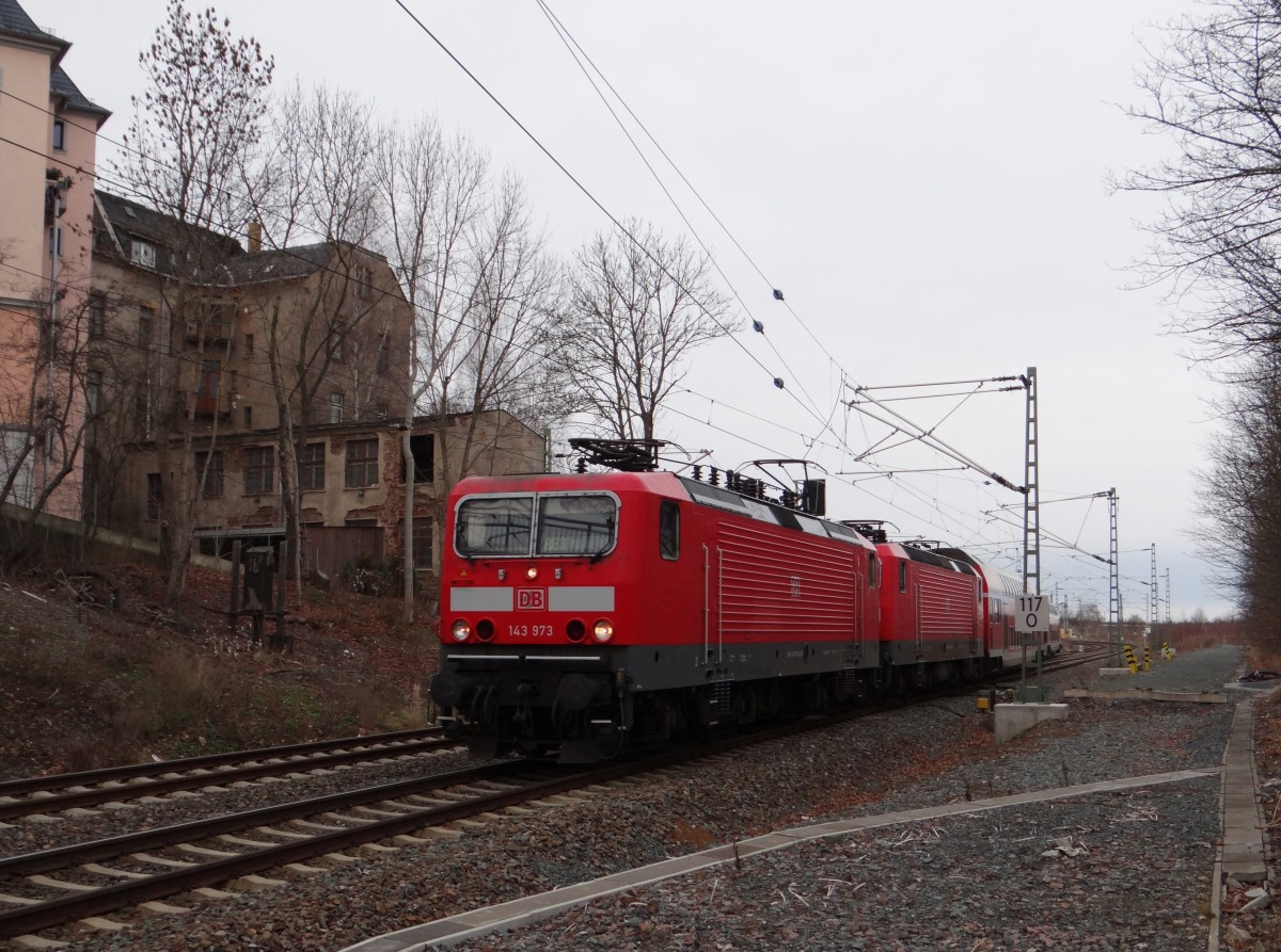 Am 04.01.14 fuhren zwei 143er am Doppelstockzug gen Hof. 143 973 unterstützte die defekte 143 205. Hier zusehen bei der Einfahrt in Plauen/V.