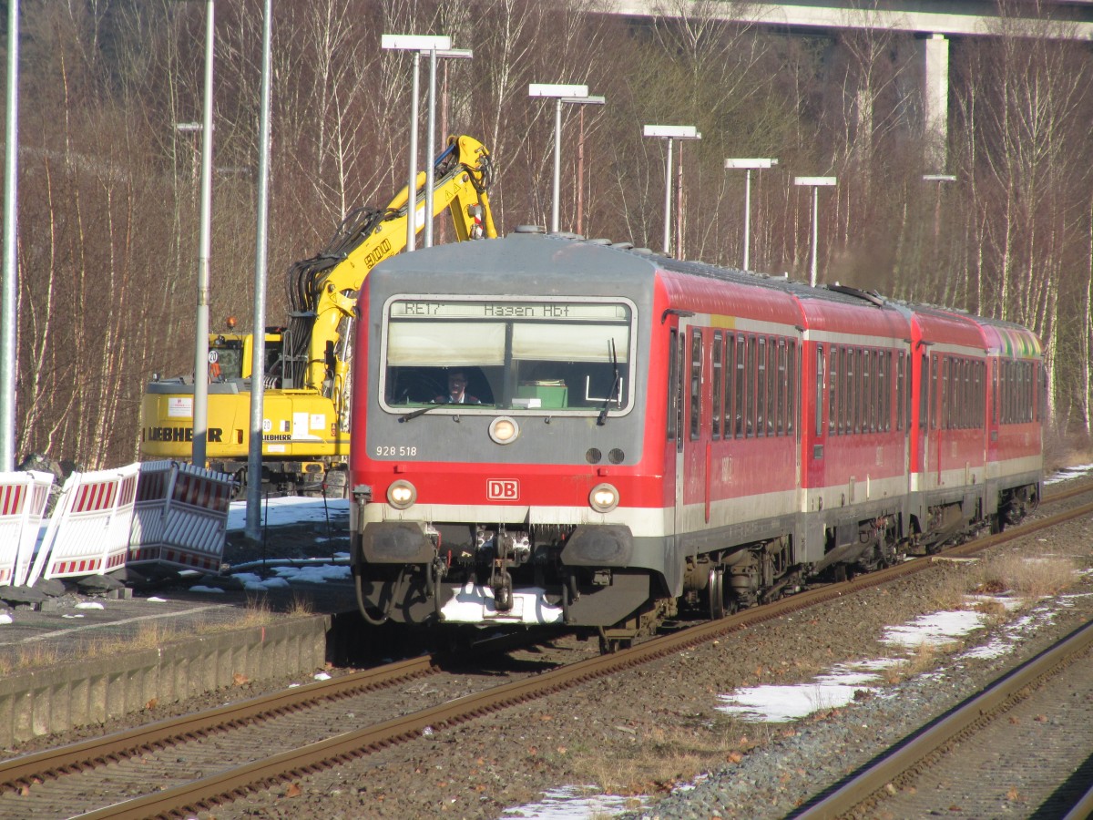 Am 04.02.2015 ist der RE17 auf dem Weg nach Hagen Hbf. und hält gleich am Bahnsteig auf Gleis 2, während auf Gleis 3 die Bauarbeiten mit einem Zweiwegefahrzeug in vollem Gange sind.