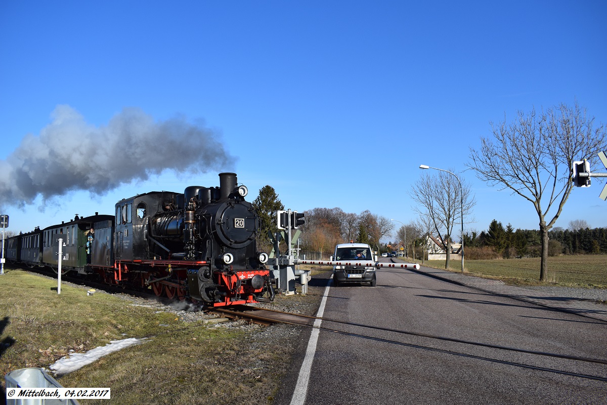 Am 04.02.2017 befindet sich der Personenzug in Fahrtrichtung Benndorf nun am Bü Thondorf, dem bislang einzigen durch Halbschrake gesicherten Bahnübergang der MBB.