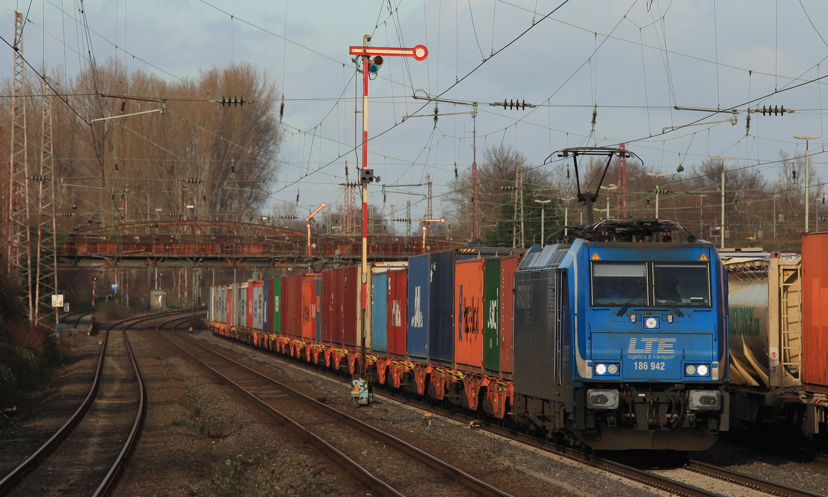 Am 04.02.2021 zog LTE 186 942 einen Containerzug richtung Hilden durch Düsseldorf-Rath. 