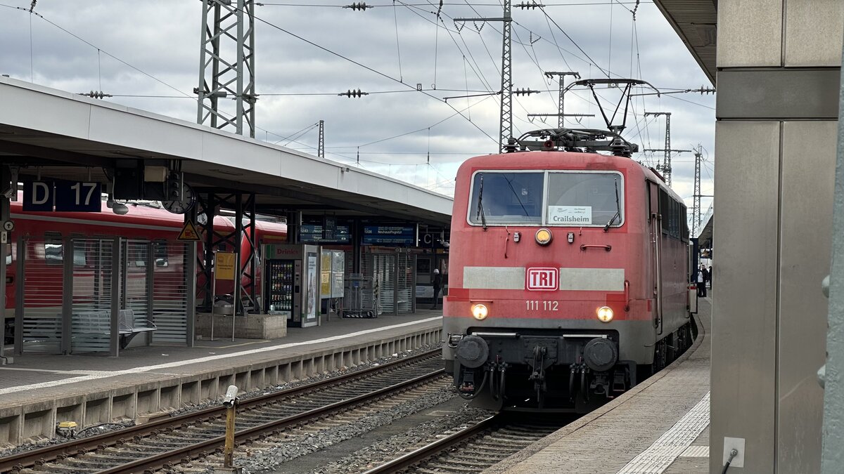 Am 04.02.2023 war 111 112 der TRI am RE90-Ersatzzug von Nürnberg nach Crailsheim anzutreffen.
Aufgenommen in Nürnberg Hbf