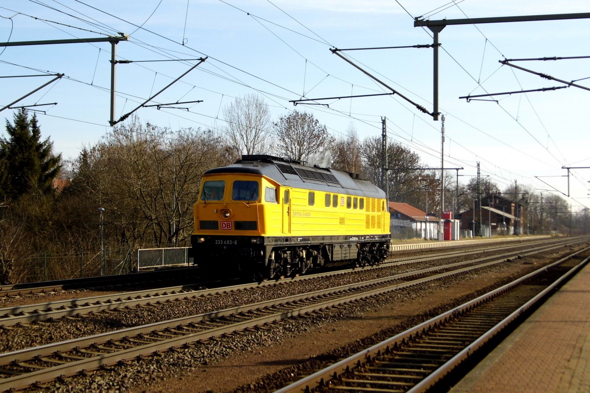 Am 04.03.2016 kam die 233 493-6 von der Bahnbau Gruppe aus Richtung Magdeburg nach Niederndodeleben und fuhr weiter in Richtung Braunschweig .