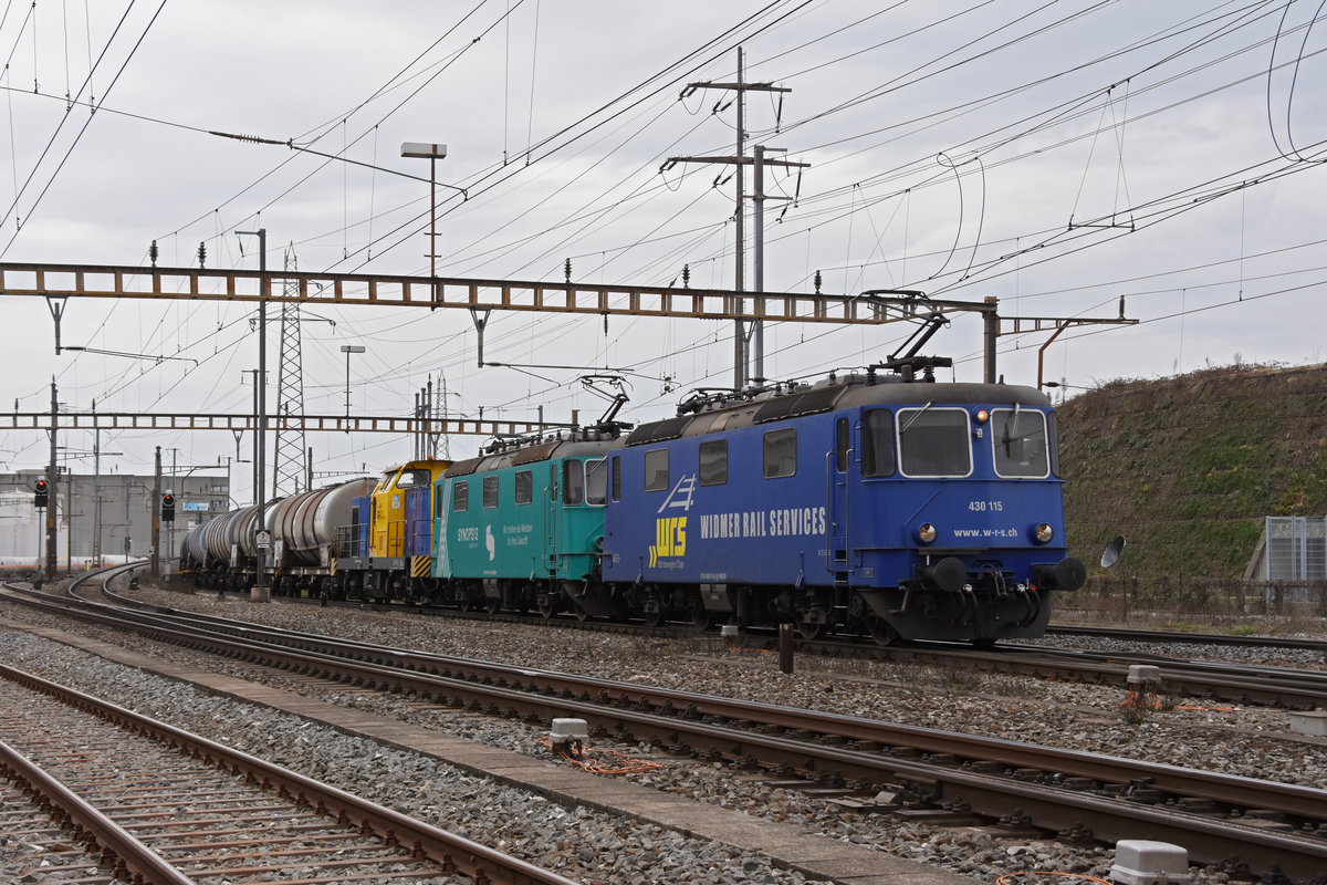 Am 04.03.2021 schleppen die WRS Loks 430 115-6 und 430 114-9 die Rangierlok 847 906-5 durch den Bahnhof Pratteln.