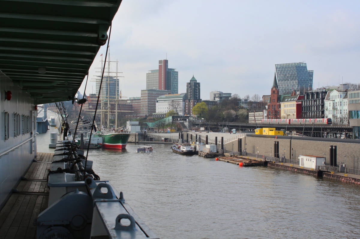 Am 04.04.2019 ist ein DT5 der Hochbahn auf der Panoramastrecke am Hafen zwischen den Haltenstellen Baumwall und Landungsbrücken unterwegs. Gesehen von der Cap San Diego.