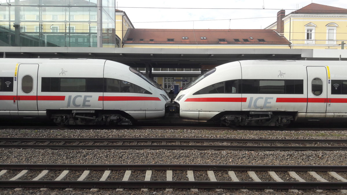 Am 04.04.2019 machte ich dieses Bild im Hauptbahnhof von Regensburg. Hier sieht man 2 ICE-T, welche gleich weiter nach Hamburg fahren.