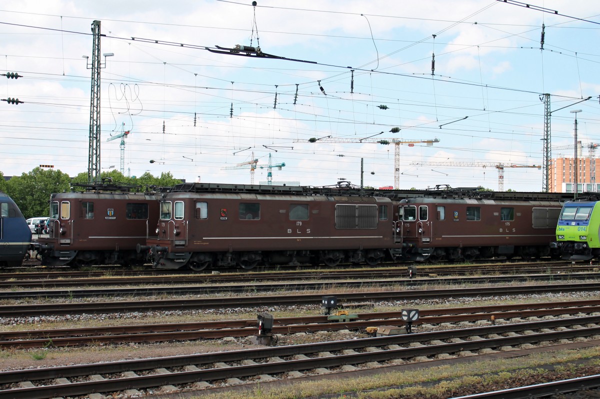 Am 04.05.2014 standen Re 425 179, Re 425 175 und Re 425 183 zusammen mit weiteren Loks von BLS Cargo in Basel Bad Bf abgestellt.