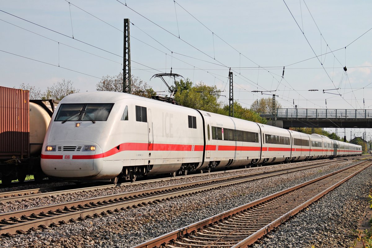 Am 04.05.2016 fuhr 401 583-0  Timmendorfer Strand  verspätet durch den Bahnhof von Müllheim (Baden), weshalb ein Containerzug von SBB Cargi International auf die Seite musste.