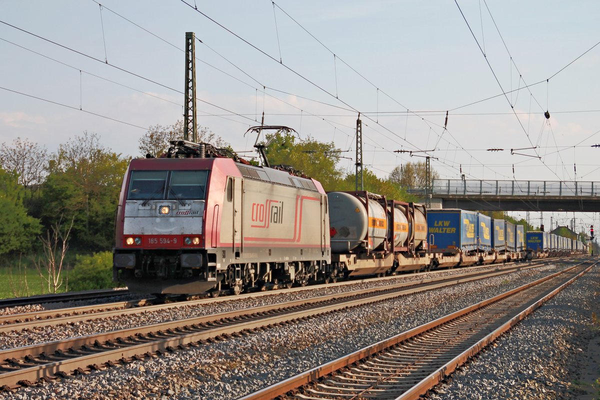 Am 04.05.2016 fuhr Beacon Rail/Crossrail 185 594-9 mit einem  LKW-Walter -KLV nach Worms durch die Überholgleise von Müllheim (Baden) in Richtung Freiburg (Breisgau).