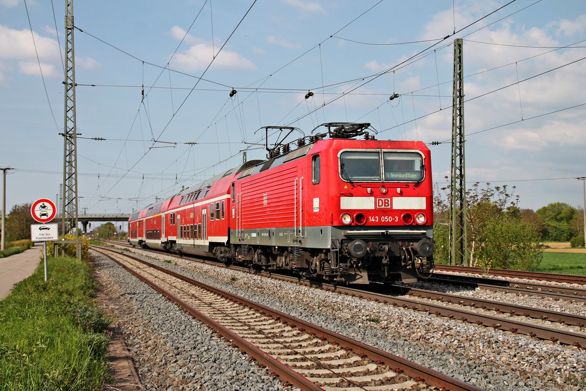 Am 04.05.2016 hatte die Freiburger 143 050-3 die Aufgabe, die  HVZ-Verstärker -RB (Freiburg (Brsg) Hbf - Neuenburg (Baden)) und zurück zu bespannen. Hier ist sie bei der Hinfahrt nach Neuenburg bei der Einfahrt in den Bahnhof von Müllheim (Baden).