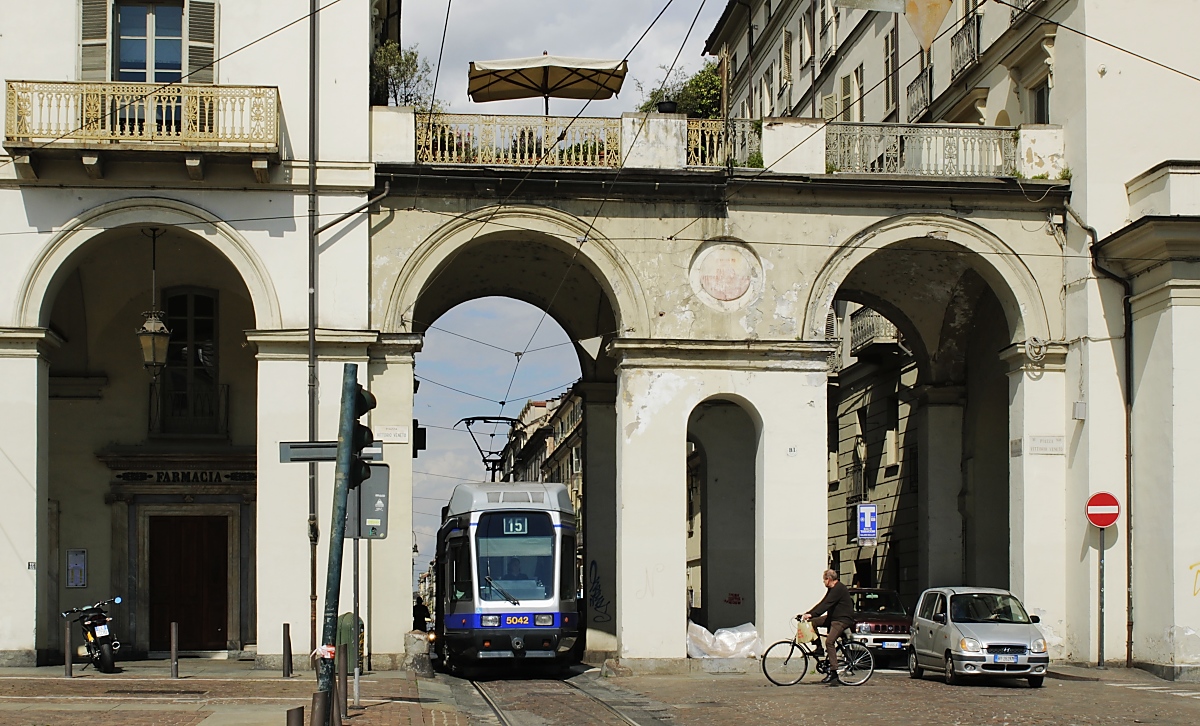 Am 04.05.2019 durchfährt der Triebwagen 5042 einen Torbogen am Ende der Via Vanchiglia, die hier auf die Piazza Vittorio Veneto trifft. Fiat/Stanga lieferten zwischen 1989 und 1992 53 dieser Gelenktriebwagen an die Turiner Straßenbahn.