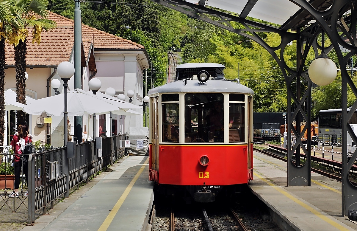 Am 04.05.2019 fährt der Triebwagen D.3 der Zahnradbahn Sassi - Superga in die Talstation ein