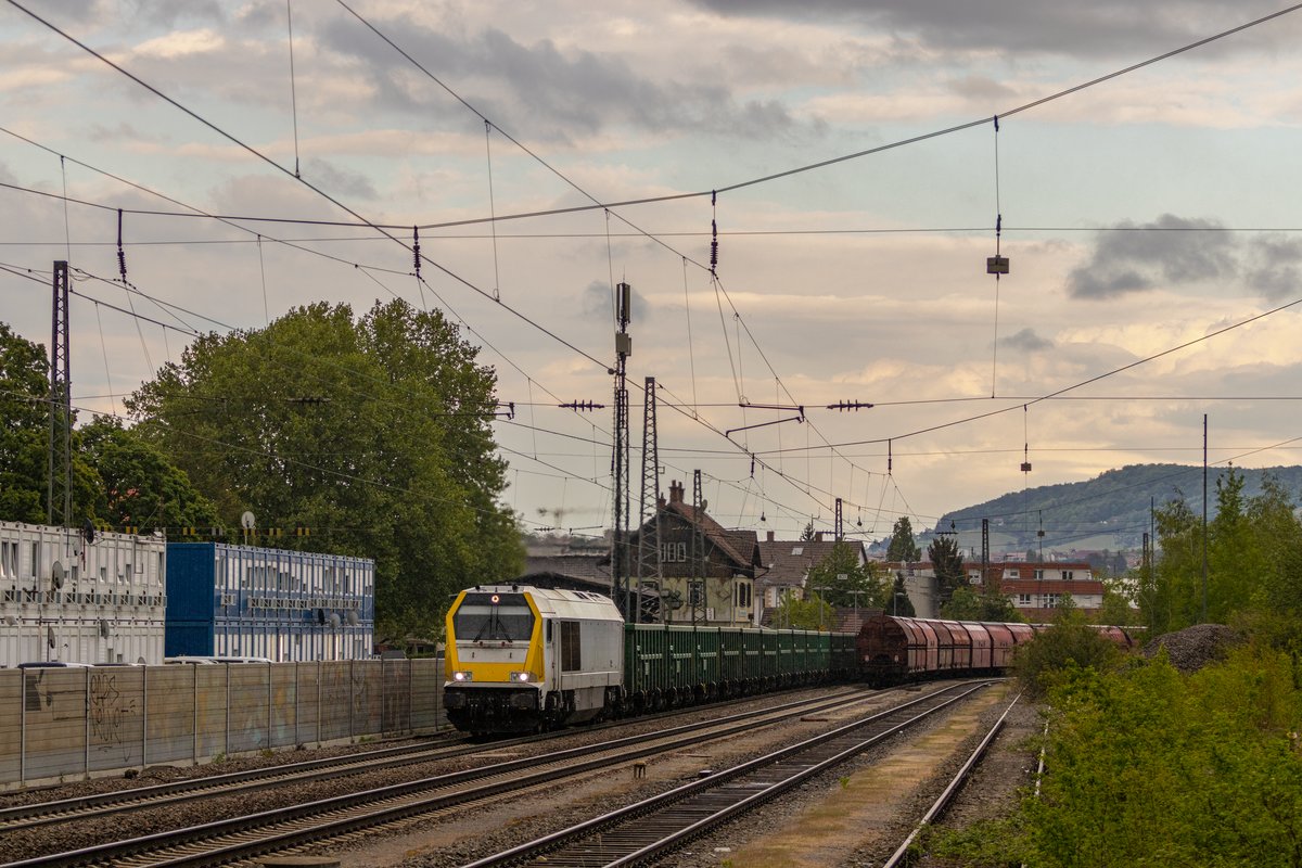 am 04.05.2020 ist die gute 263 005 von Voith im Regen vom Stuttgarter Hafen in Richtung Kornwestheim Unterwegs. Auch sieht man im Bild einen Güterzug bespannt mit 185 144 der Richtung Plochingen sein sollte.