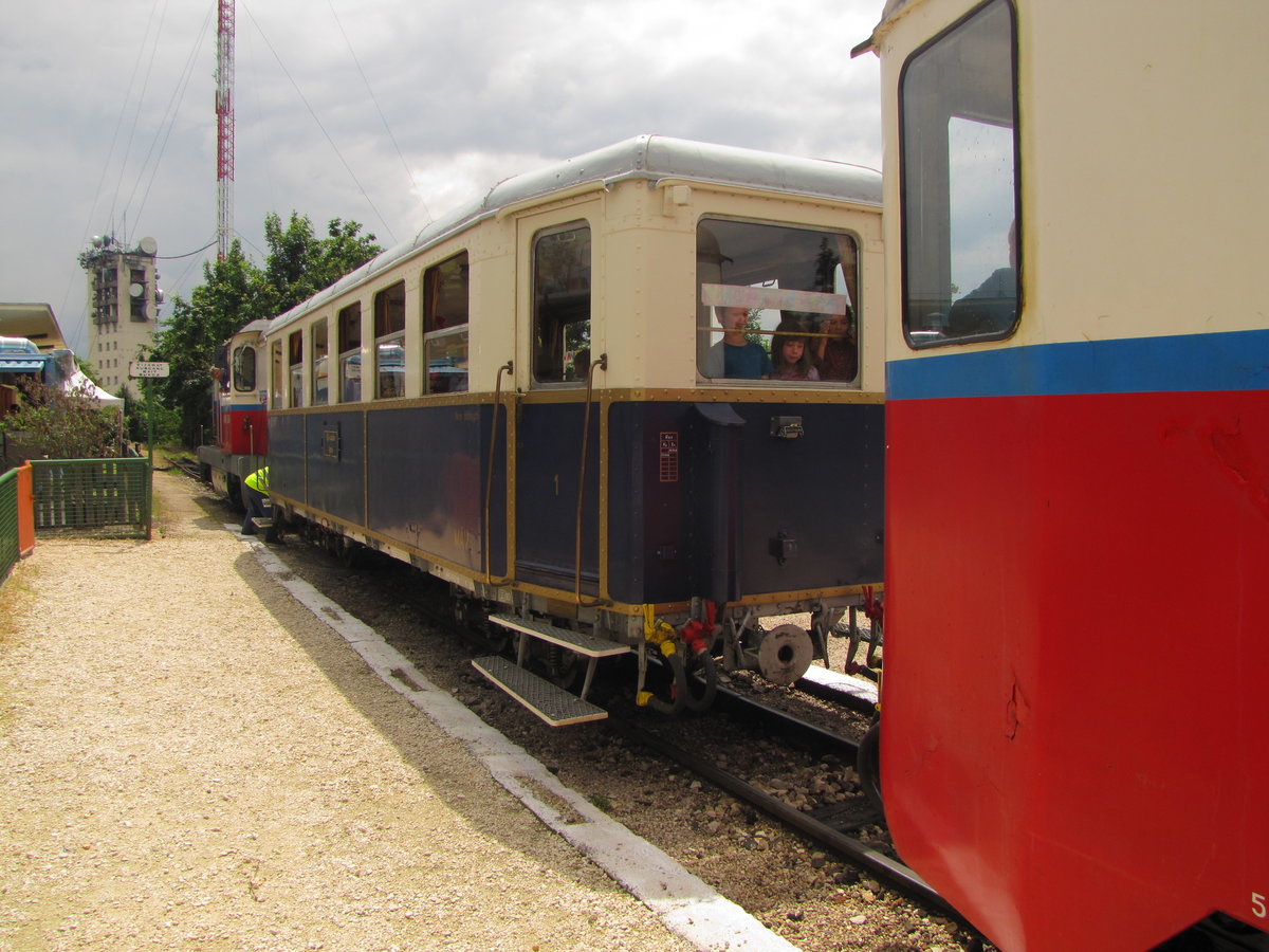 Am 04.06.2016 rangierte die Mk 45-2004 in Széchenyi-Hegy den Kis-szalon kocsi Aaw-w 12 (GANZ-DANUBIUS Budapest 1929) an einen Zug nach Hűvösvölgy.